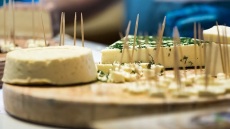 Τυρί της μπουρνιάς: η κοπανιστή της Άνδρου