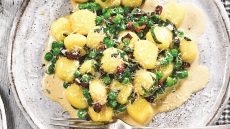 Νιόκι με κρέμα, μπέικον και αρακά