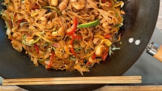 Noodles ρυζιού με γαρίδες και γλυκόξινη σάλτσα