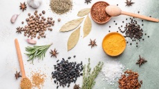 Μαγειρική με μπαχαρικά: Πώς χρησιμοποιούμε καρδάμωμο, αστεροειδές γλυκάνισο και σαφράν