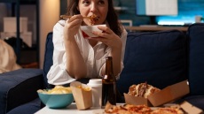 Έχετε κι εσείς βραδινές λιγούρες; Δείτε πού μπορεί να οφείλονται…