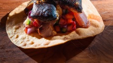 Τοστάδα με παστουρμά, μήλα και καμένη παλαιωμένη γραβιέρα