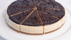 Δυναμωτικό τσιζκέικ με ταχίνι, μαύρη σοκολάτα και σουσάμι