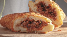 Κροκέτες πατάτας γεμιστές με κιμά κοκκινιστό