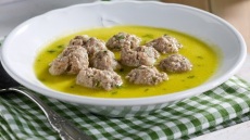 Αρωματική σούπα με γιουβαρλάκια από πλιγούρι