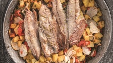 Κολιοί με πατάτες, ελιές Θάσου και μάραθο στον φούρνο