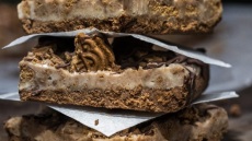 Εύκολες μπάρες με γεμιστά μπισκότα