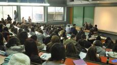 Φιλοσοφική Αθηνών: Απίστευτος συνωστισμός φοιτητών - Κάθονται ακόμη και στα παράθυρα - Δείτε βίντεο