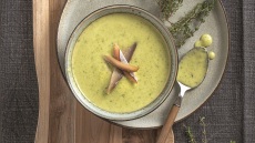 Βελουτέ πατάτας με μαϊντανό και καπνιστό σκουμπρί