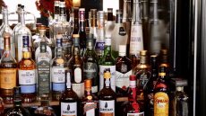 Εφοδίαζαν καταστήματα στη Θεσσαλονίκη με εκατοντάδες λαθραία ποτά από τη Βουλγαρία