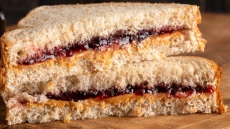 Πώς να κόβετε το ψωμί του τοστ χωρίς να διαλύεται