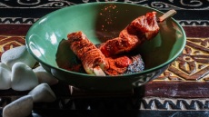 Brochetas τόνου: καπνιστά σουβλάκια της θάλασσας με πουρέ από μαύρους γίγαντες