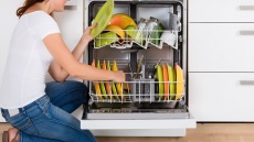 13 σκεύη που δεν πρέπει να μπαίνουν στο πλυντήριο πιάτων