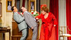 «Ο Κλέαρχος, η Μαρίνα και ο κοντός» με την υπογραφή του Χάρη Ρώμα στο θέατρο Αλάμπρα