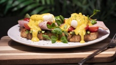 Αυγά ποσέ με σάλτσα bearnaise, καπνιστό χοιρινό και σπαράγγια