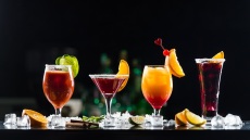 Ξέρετε από πού προήλθε η λέξη cocktail;