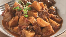 Χοιρινό με πατάτες γιαχνί