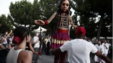 Η «μικρή Αμάλ» έφτασε στη Βρετανία και το ταξίδι της πλησιάζει στο τέλος