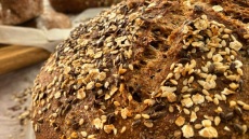 Τραγανό ψωμί χωρίς ζύμωμα με αλεύρι ολικής και ξηρούς καρπούς