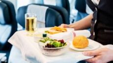 Γιατί οι πιλότοι δεν τρώνε το ίδιο φαγητό στην πτήση;