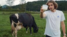 Ο Τσιτσιπάς αρμέγει αγελάδες στις Αζόρες