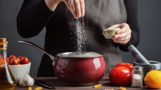 Τα tips των σεφ για να ετοιμάσετε το γεύμα σας πιο γρήγορα