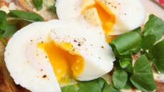 Αυγά μπαγιάτικα ή φρέσκα; Πώς θα καταλάβετε αν είναι κατάλληλα για κατανάλωση