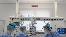 Η διασπορά της Omicron σε μεγαλύτερες ηλικίες εγκυμονεί κινδύνους για σοβαρότερη νόσηση