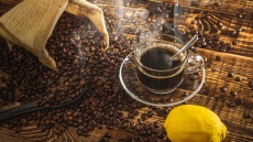 Καφές με λεμόνι: τι λένε οι ειδικοί για το νέο trend αδυνατίσματος του TikTok;