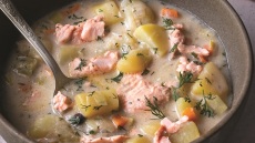 Φινλανδική σούπα lohikeitto με πατάτες και σολομό