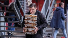 Viral φωτογραφία: 23χρονος Ολλανδός οπαδός μετέφερε 48 ποτήρια μπίρας στις κερκίδες 