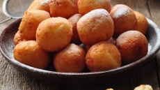 Φτιάχνουμε τραγανούς «λουκουμάδες» με μυζήθρα