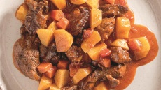  Μοσχαράκι ραγού με πατάτες 