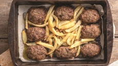 Μπιφτέκια με πατάτες σαν τηγανητές