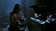 Άλεκ Μπάλντουιν: Ξύπνησαν μνήμες από το «Κοράκι» όταν ο Μπράντον Λι πυροβολήθηκε θανάσιμα στα γυρίσματα της ταινίας 