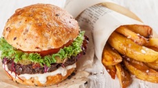 Έχετε αναρωτηθεί ποτέ πού και πώς γεννήθηκε το χάμπουργκερ;