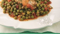 Κοτόπουλο με αρακά και κολοκυθάκια