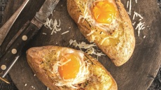 Ψητές πατάτες στον φούρνο με σύγκλινο, αυγό μελάτο και μαϊντανό