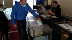 Εσωκομματικές εκλογές ΝΔ: Στη Νέα Σμύρνη ψήφισε ο Τάκης Θεοδωρικάκος