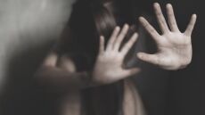 Βοιωτία: Ιδιοκτήτης γραφείου τελετών στρίμωξε την υπάλληλο... και την «χούφτωσε»