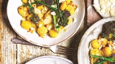 Νιόκι με σκόρδο, βούτυρο και μοβ μπρόκολο