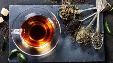 Κρύο, καιρός για ζεστό χυλό. Ή μήπως για ένα ζεστό ρόφημα από κυδωνόφυλλα με σύκα και κανέλα;