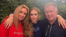 Σάλος με το «αηδιαστικό» βίντεο του Πολ Σκόουλς και τα... πόδια της κόρης του