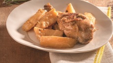 Κοτόπουλο με πατάτες, λεμόνι και δεντρολίβανο