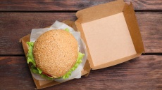 Εργαζόμενος στα MacDonald's αποκαλύπτει πώς μπορούμε να την πατήσουμε χωρίς να το ξέρουμε