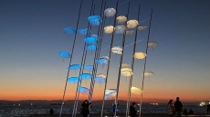 Στα γαλανόλευκα για την εθνική επέτειο οι «Ομπρέλες» στη Νέα Παραλία Θεσσαλονίκης