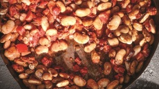 Γίγαντες στον φούρνο με καπνιστή πανσέτα, μαραθόσπορο και πορτοκάλι