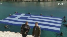 Δείτε βίντεο: Έκαναν κατάδυση με την ελληνική σημαία στη λίμνη Βουλιαγμένης