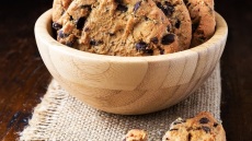 Φτιάχνουμε πεντανόστιμα cookies σοκολάτας με…μπέικον!