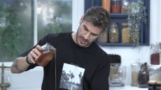 «Kitchen Lab»: Παραδοσιακές συνταγές με διεθνείς και γκουρμέ πινελιές από τον Άκη Πετρετζίκη 